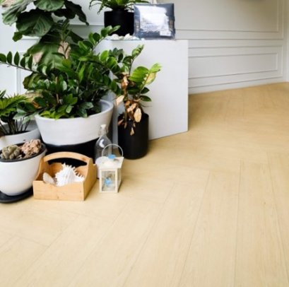 พื้นกระเบื้องยางลายไม้ปูแบบก้างปลาราคาถูกสำหรับปูพื้นโชว์รูม