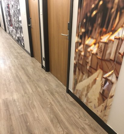 ออกแบบพื้นกระเบื้องยางลายไม้ทางเดินสวยงามกับประตูลายไม้