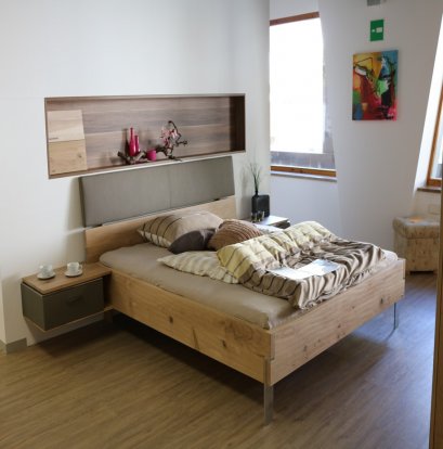 ปูกระเบื้องยางลายไม้ปูกาวสำหรับพื้นห้องนอน