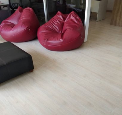 พื้นไม้ลามิเนตสีไวท์โอ๊คสำหรับพื้นสำนักงาน