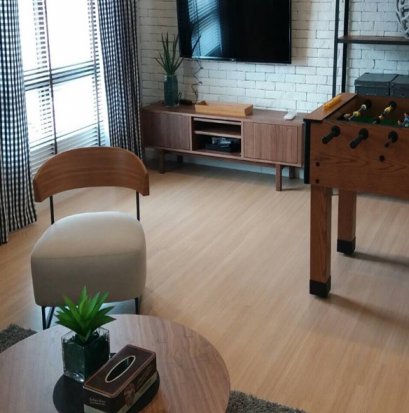 ปูพื้นไม้ลามิเนตสวยสำหรับพื้นห้องนั่งเล่น
