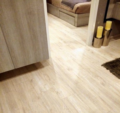 พื้นไม้ลามิเนตสีไวท์โอ๊คสำหรับพื้นคอนโด
