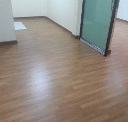 เลือกพื้นไม้ลามิเนตราคาถูกให้เข้ากับบันไดลามิเนต