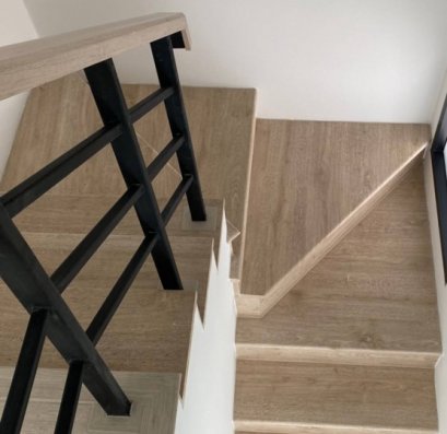 บันไดลามิเนตเป็นบันไดไม้เทียมรูปแบบใหม่สวยงาม