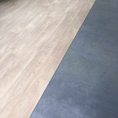 การติดตั้งพื้นลดแรงกระแทกsoftfloorลายไม้กับพื้นผู้สูงอายุ