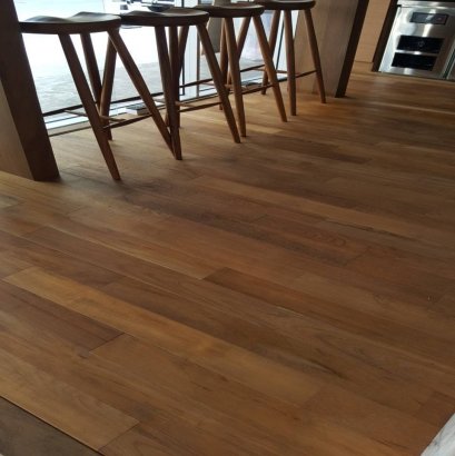 ไม้เอ็นจิเนียร์ราคาถูกใช้ปุพื้นห้องนั่งเล่นให้สวยงาม