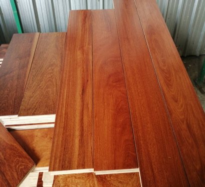 ไม้เอ็นจิเนียร์สีไม้แดงราคาถูกใช้ปุพื้นห้องนั่งเล่นให้สวยงาม
