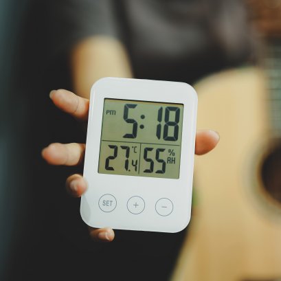 เครื่องวัดความชื้น บอกอุณหภูมิ และบอกเวลา (3 IN ONE)