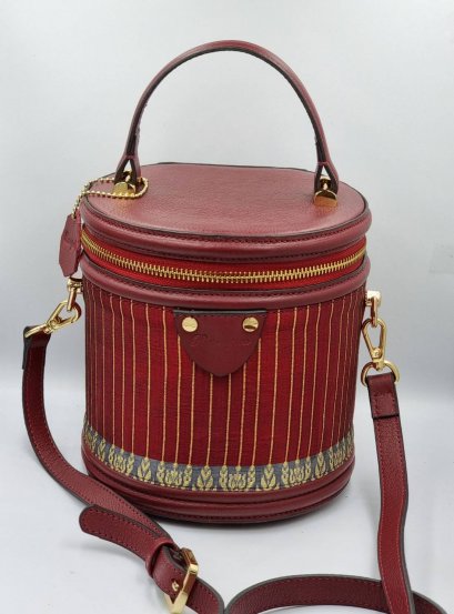 กระเป๋าผลิตจากผ้าไหมยกดอกลำพูนสีแดงเลือดหมู