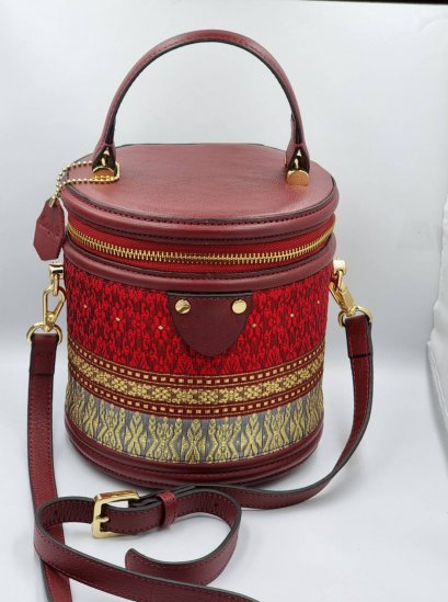 กระเป๋าผลิตจากผ้าไหมยกดอกลำพูนสีแดงเลือดหมู