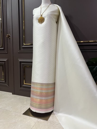 ผ้าพื้นมีตำหนิ ลายพิกุลโบราณ ยกใหญ่ลำพูนสีเบจอ่อน เกาะเชิงดิ้นทอง