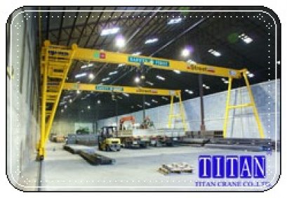 เครนสนามขาสูงสองข้าง แบบคานเดี่ยว น้ำหนักยก 5 ตัน กว้าง  18 เมตร ระยะยกสูง 10 เมตร รางวิ่งยาว 83 เมตร