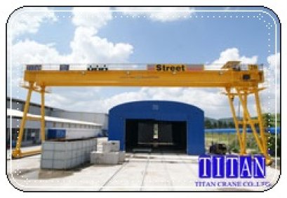 เครนสนามขาสูงสองข้าง แบบคานคู่ น้ำหนักยก 20 ตัน กว้าง 30 เมตร ระยะยกสูง 10 เมตร รางวิ่งยาว 120 เมตร 