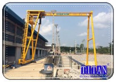 เครนสนามขาสูงสองข้าง แบบคานเดี่ยว น้ำหนักยก 5 ตัน กว้าง 10 เมตร ระยะยกสูง 15 เมตรรางวิ่งยาว 55 เมตร