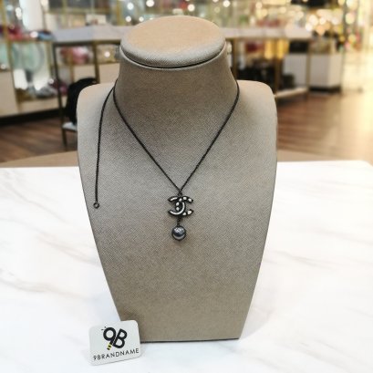 Chanel Necklace สร้อยเส้นเล็ก CC ขาว มีตุ้มดำยาว