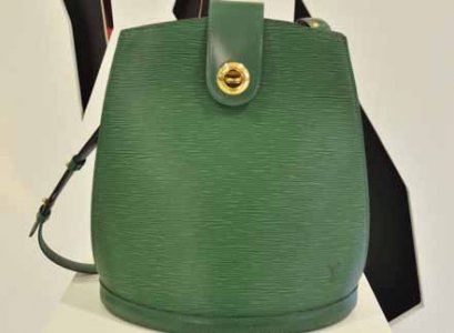 Louis Vuitton Clunny Epi สีเขียวเข้ม ทรงสะพายยยาวเก๋ๆ  สภาพสวยค่ะ
