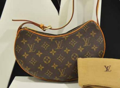 Louis Vuitton Monogram ทรงครัวซอง คล้ายหัวใจ สะพายไหล่น่ารักดีค่ะ