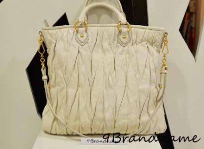 Miu Miu Matelasse Leather Tote with Strap หนังสีขาวยังขาว น่ารักและใช้ง่ายค่า คุ้มราคามากๆ