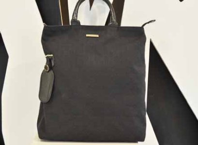 Gucci Hand Bag/ Cross body Bag ผ้าลายโลโก้สีดำ ใบใหญ่ใช้เป็นกระเป่าเดินทางได้ค่ะ มี Tag ห้อยชื่อด้วยค่ะ