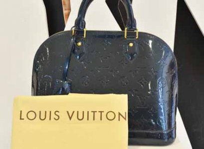 Louis Vuitton Alma Vernis MM สี Blue Nuit คอลเลคชั่นใหม่ สีสวยหรูมาก สภาพสวยเหมือนใหม่ค่า