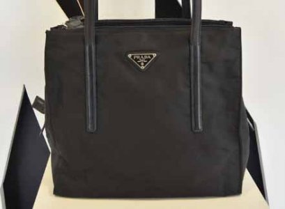 Prada Tote ผ้าสีดำ ฝาซิป 3 ชั้นค่ะ ใช้งานง่ายค่ะ