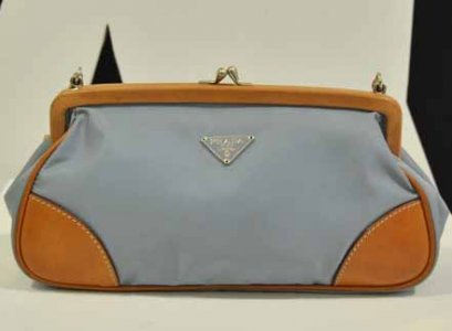 Prada shoulder Bag สีฟ้าอ่อน สายโบว์ ใบเล็กสภาพสวยค่ะ น่ารักมาก