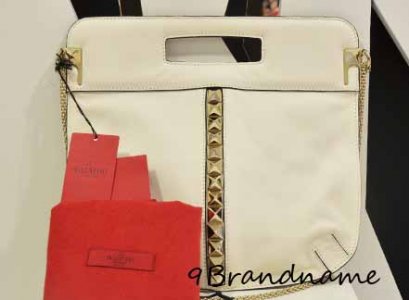 Valentino Hand bag สีครีมประดับหมุด พร้อมสายโซ่  เท่ๆค่ะ ของใหม่เลยค่า