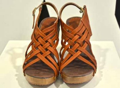 รับสั่งทำ ร้องเท้าหนังแท้ ส้นเป็นไม้แท้ พื้นยางพารา น้ำหนักเบา สวย และใส่สบายมากค่า