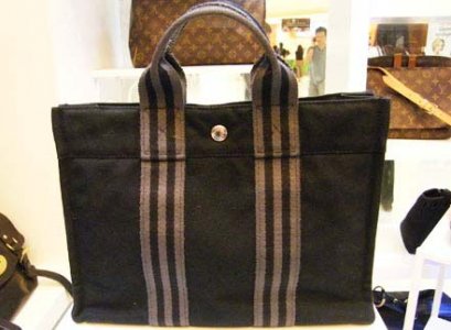 Hermes Trouch ทรง Handbag ใช้งายง่าย แต่เท่ค่ะ ขนาดเหมาะมือ สภาพสวยค่ะ