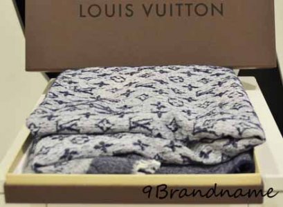 Louis Vuitton Scraf ผ้าคลุม Denim นิ่มๆ ลาย LV สีน้ำงเงิน ขาว ผืนใหญ่สภาพดีค่า