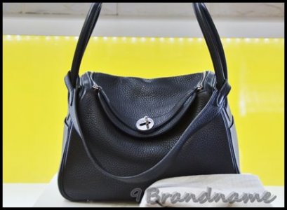 Hermes Lindy Black 26 PHW กระเป๋าน้องมาทรงเก๋ ทั้งคล้องแขน และสะพายไหล่ สีดำ อะไหล่เงิน ไซส์เล็กอินเทรน น้ำหนักเบา ใช้งานง่ายสุดๆ สภาพสวยมากค่า