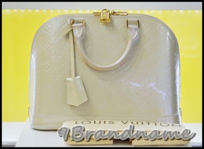 Louis Vuitton Alma Vernis Blanc Corail PM กระเป๋าถือ สีขาวมุก หนังแก้ว สวยมากค่ะ มือสอง สภาพสวยไร้ตำหนิ