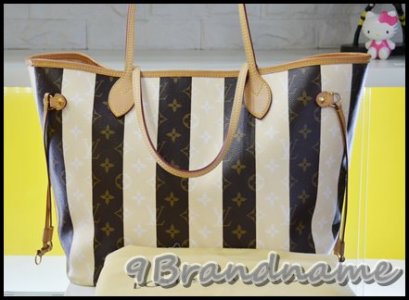 Louis Vuitton Neverfull Limited Monograme Rayures size MM กระเป๋ารุ่นนี้หายากสุดๆคะ ลายสลับเส้นสีครีม ดูน่าัก สบายตา สภาพสวยเหมือนใหม่เลยค่า