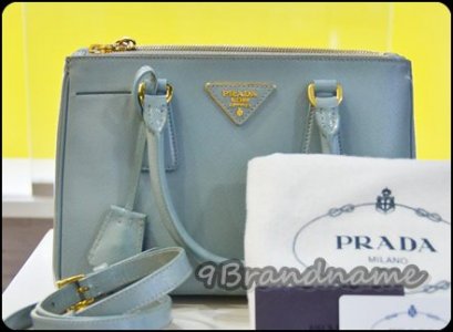 Prada Saffiano Lux Tote size 25 Vernis Lago กระเป๋าถือพร้อมสายสะพายยาว หนังแก้วสีฟ้าอ่อน มือสอง สภาพดีค่า