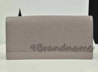 Louis Vuitton Clucht Epi สีม่วงไลลิค พร้อมสายสะพายไหล่ถอดได้ สภาพดี ไม่เหนียวไม่ลอกค่ะ