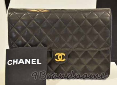 Chanel Clucht Lamb สีดำอะไหล่ทอง เป็นกระเป๋าถือหรือสะพายไหล่ก็เก๋ค่ะ