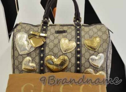 Gucci Speedy Limited Metallic Hearts ขนาดประมาณ speedy 35ประดับหัวใจแวววาวปั๊มโลโก้ เก๋ไม่เหมือนใครค่ะ