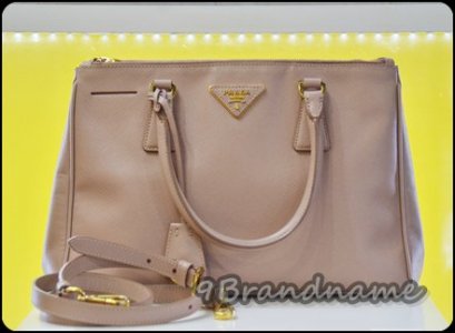 Prada Saffiano Lux Tote Cammeo Size 30 2zips กระเป๋าทรงยอดนิยมคะ สีชมพูเบจ มือสองของแท้ ในราคาสุดคุ้มค่า