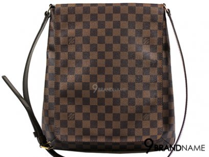 Louis Vuitton Tango GM Damier Canvas  - Used Authentic Bag  กระเป๋า หลุยส์ วิตตอง แทงค์โก ลายดามิเย่ ทรงจะเป็นทรงสูง ฝาปิดเต็มใบ คาวไฮท์ เป็นหนังน้ำตาลทั้งเส้น ไม่ต้องกังวลเรื่องคาวไฮดำค่ะ รุ่นนี้ ของแท้มือสอง สภาพดีค่ะ
