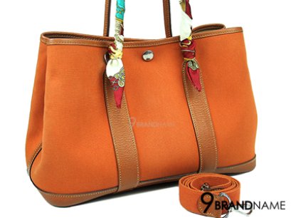 Hermes Garden Party 30 Orange Canvas - Used Authentic Bag กระเป๋า แอร์เมส การ์เด้น ปาร์ตี้  สีส้ม หูจับและก้นกระเป๋าหนัง มีสายยาวสะพายได้ค่า ใบนี้ถือสวย สะพายสะดวก ใช้งานง่าย นิยมสุดๆค่าา ของแท้ มือสองสภาพดีคะ