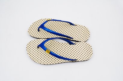 FLIPPER - blackOut พื้นลายจุดเล็กครีม/หูน้ำเงิน