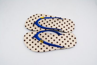 FLIPPER - blackOut พื้นลายจุดใหญ่ครีม/หูน้ำเงิน