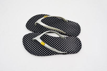 FLIPPER - blackOut พื้นลายจุดเล็กดำ/หูเทา