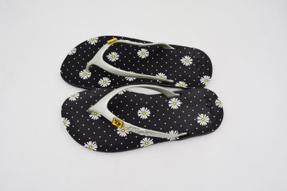 FLIPPER - blackOut พื้นเดซี่ดำ/หูเทา