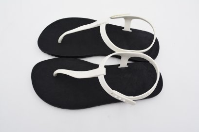 SLINGBACK-blackOut พื้นดำ/หูขาว