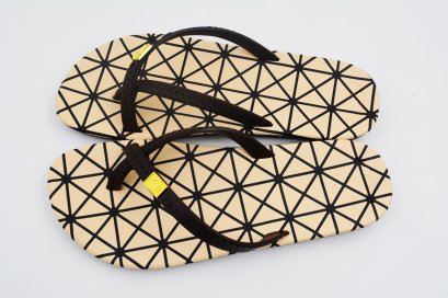 TOELOOP-blackOut พื้นปริซึมครีม/หูน้ำตาล