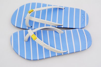 TOELOOP-blackOut พื้นลายเส้นฟ้า/หูขาว