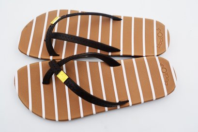 TOELOOP-blackOut พื้นลายน้ำตาล/หูน้ำตาล