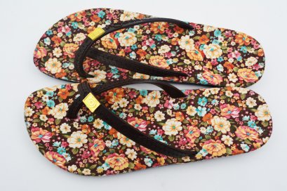 TOELOOP-blackOut พื้นดอกเล็กน้ำตาล/หูน้ำตาล