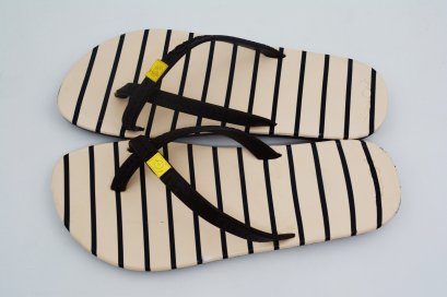 TOELOOP-blackOut พื้นลายเส้นครีม/หูดำ